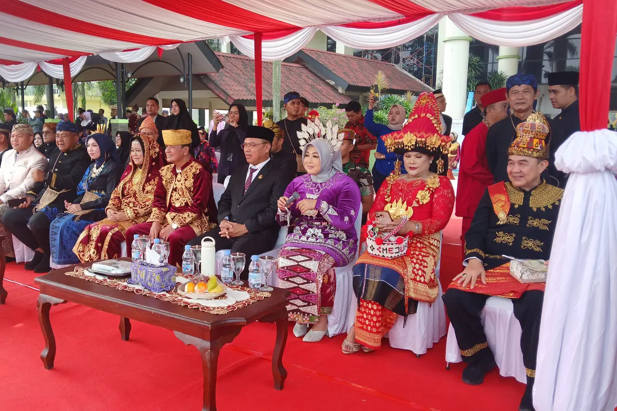 Rayakan HUT ke-393, seluruh ASN Pemerintahan Kabupaten Tangerang, menggelar upacara di Lapangan Mualana Yudha Negara dengan menggunakan pakaian khas daerah Indonesia, Senin (13/10/2025l) (Liputan6.com/Pramita Tristiawati)