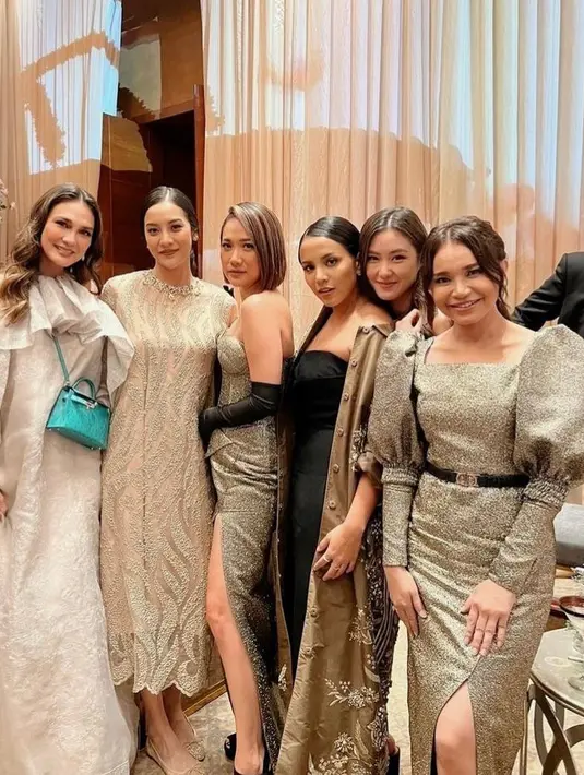 Anya Geraldine tampak anggun dibalut midi dress bersiluet pencil yang dihiasi payet berkilau. @anyageraldine.