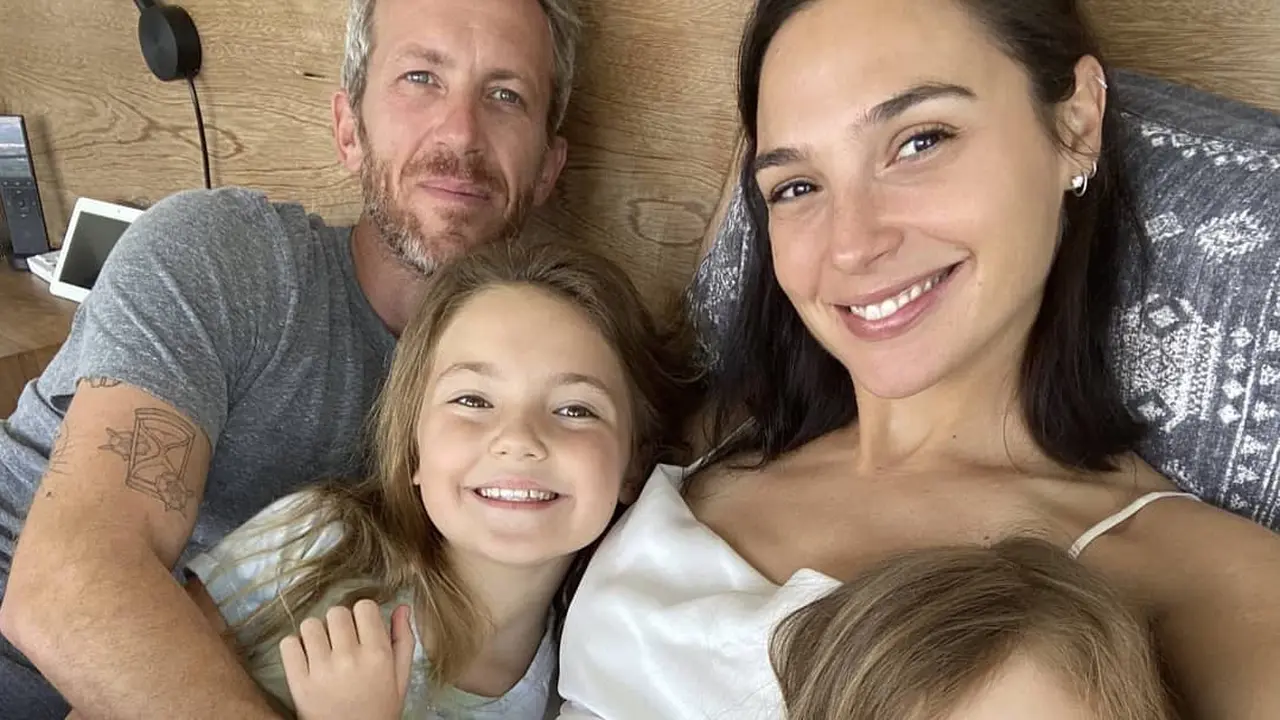Gal Gadot bersama keluarga kecilnya