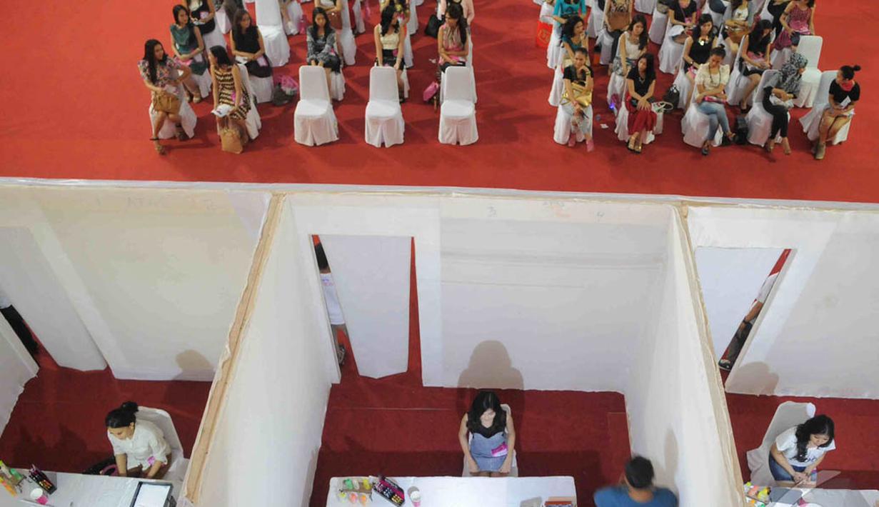 Satu persatu para peserta diinterview oleh panitia penyelenggara Miss Celebrity 2014, Makassar (8/9/2014)   (Liputan6.com/Herman Zakharia)