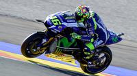 Valentino Rossi akan start dari posisi ketiga setelah meraih catatan waktu 1 menit 30,128 detik pada sesi kualifikasi MotoGP Valencia, Sabtu (12/11/2016). (AFP/Jose Jordan)
