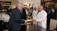 Sebanyak 18 menteri termasuk Perdana Menteri Dinesh Gunawardena dilantik ke dalam kabinet baru Sri Lanka di hadapan Presiden Ranil Wickremesinghe. (Xinhua)
