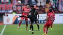 <p>Pemain Persija Jakarta, Ilham Rio Fahmi (kiri) berebut bola dengan pemain Barito Putera, Muhamad Reza pada laga lanjutan BRI Liga 1 2022/2023 di Stadion Patriot Candrabhaga, Bekasi, Rabu (22/02/2023). (Bola.com/Bagaskara Lazuardi)</p>