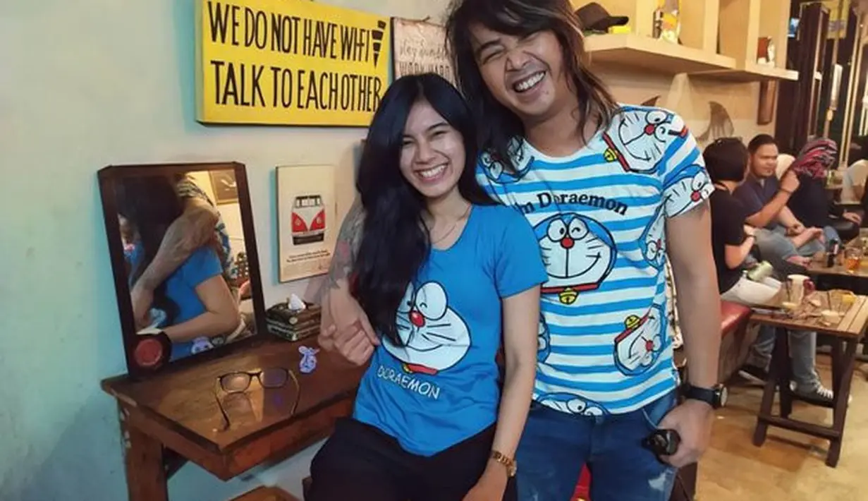 Sebagai pasangan suami istri, Bojes dan Rida saling mendukung satu sama lain. Setiap bekerja, Bojes pun selalu ditemani oleh sang istri. (instagram.com/bojes.official)
