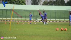 Michael Essien kalah dalam Crossbar Challenge dari Matsunaga Shohei. (Sumber Voice of Bobotoh)