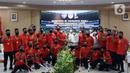 Menpora Zainudin Amali (tengah kanan) berfoto bersama pemain Timnas Sepak Bola Amputasi Indonesia di Gedung Kemenpora, Jakarta, Kamis (17/3/2022). Menpora menyatakan pemerintah berkomitmen untuk mendukung kemajuan Timnas Sepak Bola Amputasi Indonesia. (Liputan6.com/Herman Zakharia)