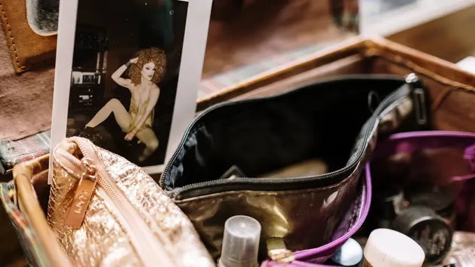 Contoh ilustrasi tas makeup seseorang