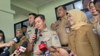 Penjabat (Pj) Gubernur DKI Jakarta Teguh Setyabudi, meninjau pemeriksaan kesehatan gratis bagi masyarakat yang ulang tahun di Puskesmas Pulogadung, Jakarta Timur, Senin (10/2/2025). (Winda Nelfira).