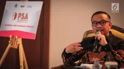 Ketua Masyarakat Indonesia Anti Pemalsuan (MIAP) Justisiari P Kusumah  memberikan penjelasan terkait program piagam software asli dalam peluncuran program piagam software asli di Jakarta, Senin (23/10). (Liputan6.com/Faizal Fanani)