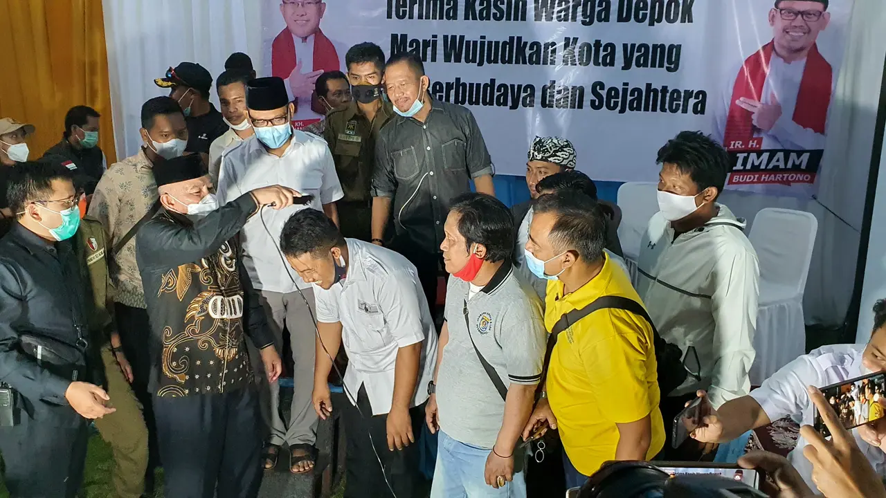 M Idris mencukur rambut sejumlah relawan pendukung merayakan kemenangan Pilkada Depok. (Dicky/Liputan6.com)