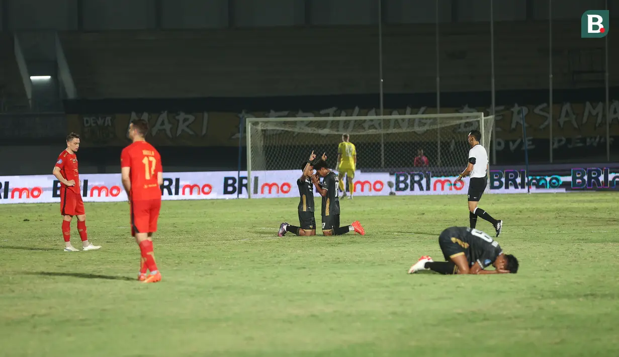 <p>Selebrasi para pemain Dewa United setelah mengalahkan Persija Jakarta pada laga pekan ke-10 BRI Liga 1 2023/2024 di Stadion Indomilk Arena, Tangerang, Jumat (25/8/2023). Dewa United menang 2-0 atas Persija Jakarta. (Bola.com/M Iqbal Ichsan)</p>