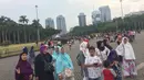 Pengunjung memadati kawasan Silang Monumen Nasional (Monas), Jakarta, Sabtu (30/12). Monumen setinggi 132 meter tersebut tak pernah sepi dari pengunjung, apalagi bila menjelang tahun baru. (Liputan6.com/Immanuel Antonius)