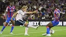 Martin Odegaard yang baru ditunjuk Mikel Arteta sebagai kapten tim juga bermain impresif dengan mengendalikan lini tengah. Ia juga terlihat beberapa kali memberikan ancaman ke arah gawang Crystal Palace. (AFP/Justin Tallis)