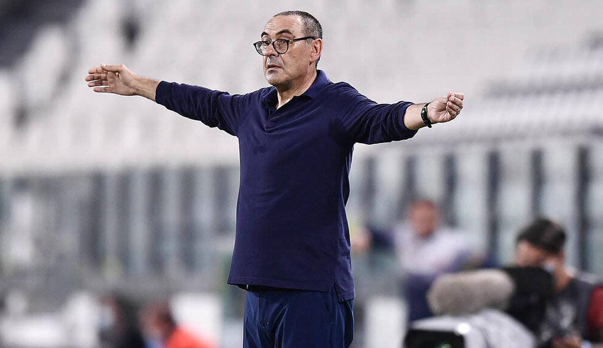 Namun petaka terjadi saat ia melatih Cristiano Ronaldo dan kawan-kawan. Meski berhasil membawa Juventus memenangkan Serie A pada musim 2019/2020 namun Sarri dipecat lantaran gagal di Liga Champions. (Fabio Ferrari/LaPresse via AP)