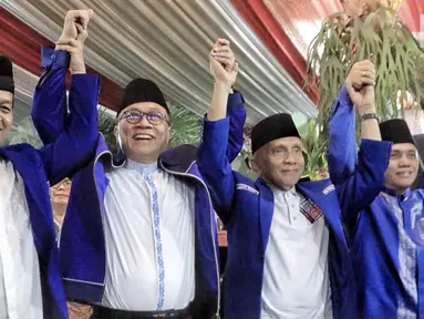 Ketua Umum Partai Amanat Nasional (PAN), Zulkifli Hasan (kedua kiri), Ketua Dewan Kehormatan PAN Amien Rais, Politisi PAN Hatta Rajasa dan Soetrisno Bachir saat acara buka puasa bersama di Widya Chandra, Jakarta, Sabtu (9/6). (Liputan6.com/Faizal Fanani)