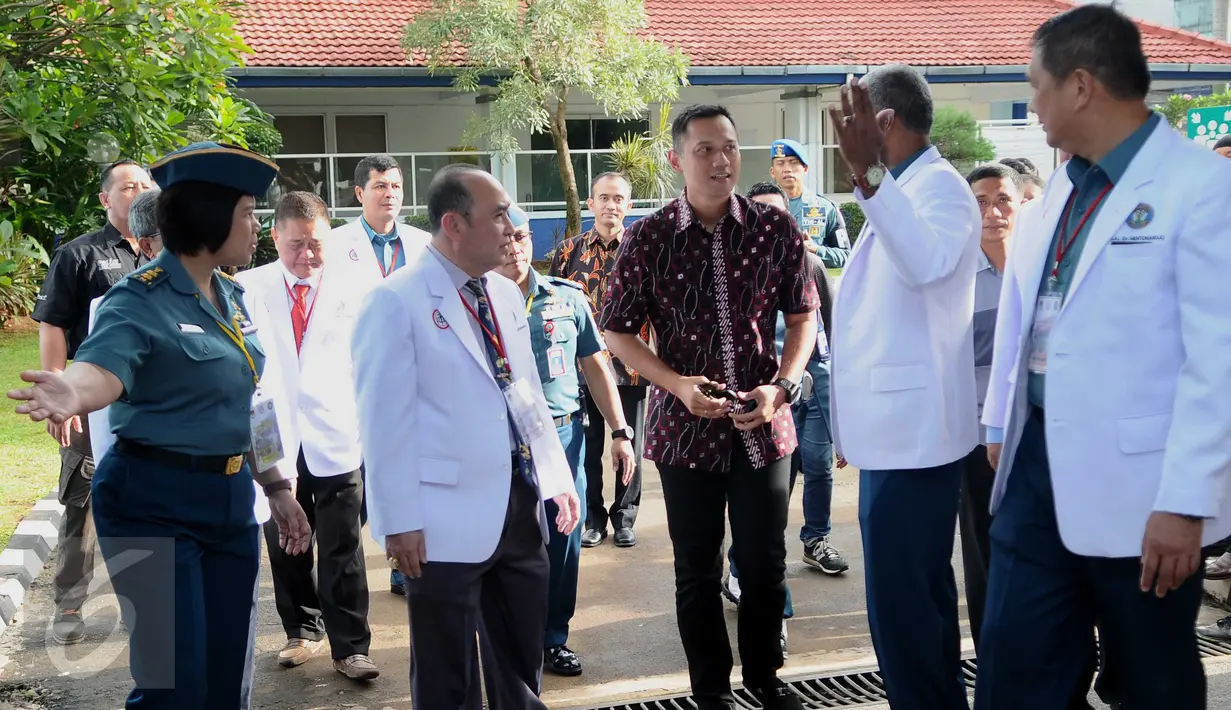 Cagub DKI Jakarta 2017 Agus Harimurti Yudhoyono berbincang dengan tim dokter saat akan menjalani tes kesehatan di RSAL Dr. Mintoharjo, Jakarta, Sabtu (24/9). Agus tiba dengan mengenakan kemeja batik dan celana hitam. (Liputan6.com/Gempur M Surya). 