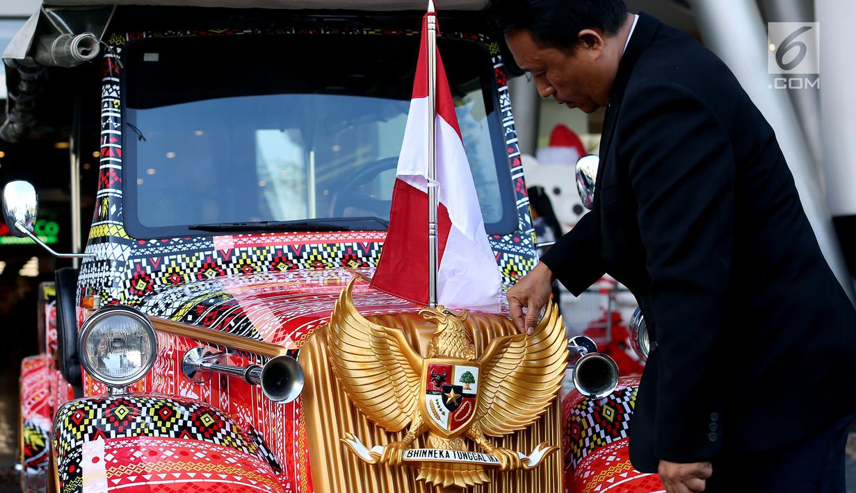 Petugas menyiapkan mobil bercorak Ulos Mandailing yang akan digunakan acara ngunduh mantu Kahiyang-Bobby di Medan, Senin (20/11). (Liputan6.com/JohanTallo)