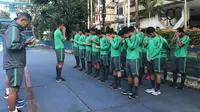 Timnas Indonesia U-19 berlatih di depan Olympic Hotel, Yangon, Selasa (12/9/2017), jelang menghadapi Brunei. (Bola.com/Aning Jati)