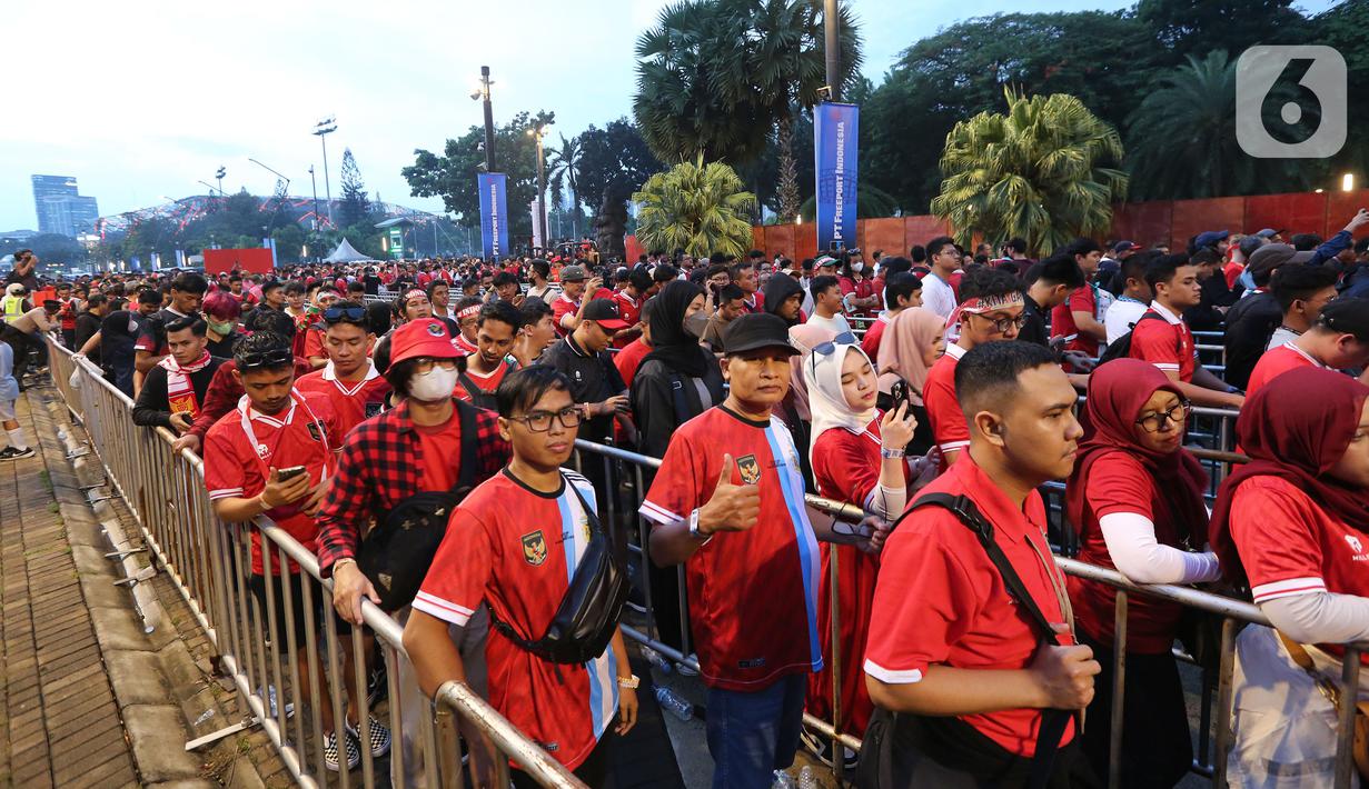 <p>Antrean suporter untuk memasuki Stadion Utama Gelora Bung Karno (SUGBK), Jakarta, Senin (19/6/2023). Mereka akan menyaksikan laga antara Timnas Indonesia vs Argentina. (Bola.com/M. Iqbal Ichsan)</p>