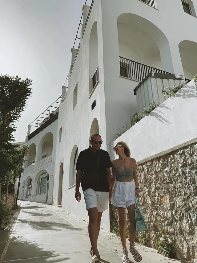 6 Gaya Musim Panas BCL Padukan Tanktop dan Bralette dengan Tas Dior Rp56 Jutaan saat Honeymoon Bareng Tiko Aryawardhana di Italia