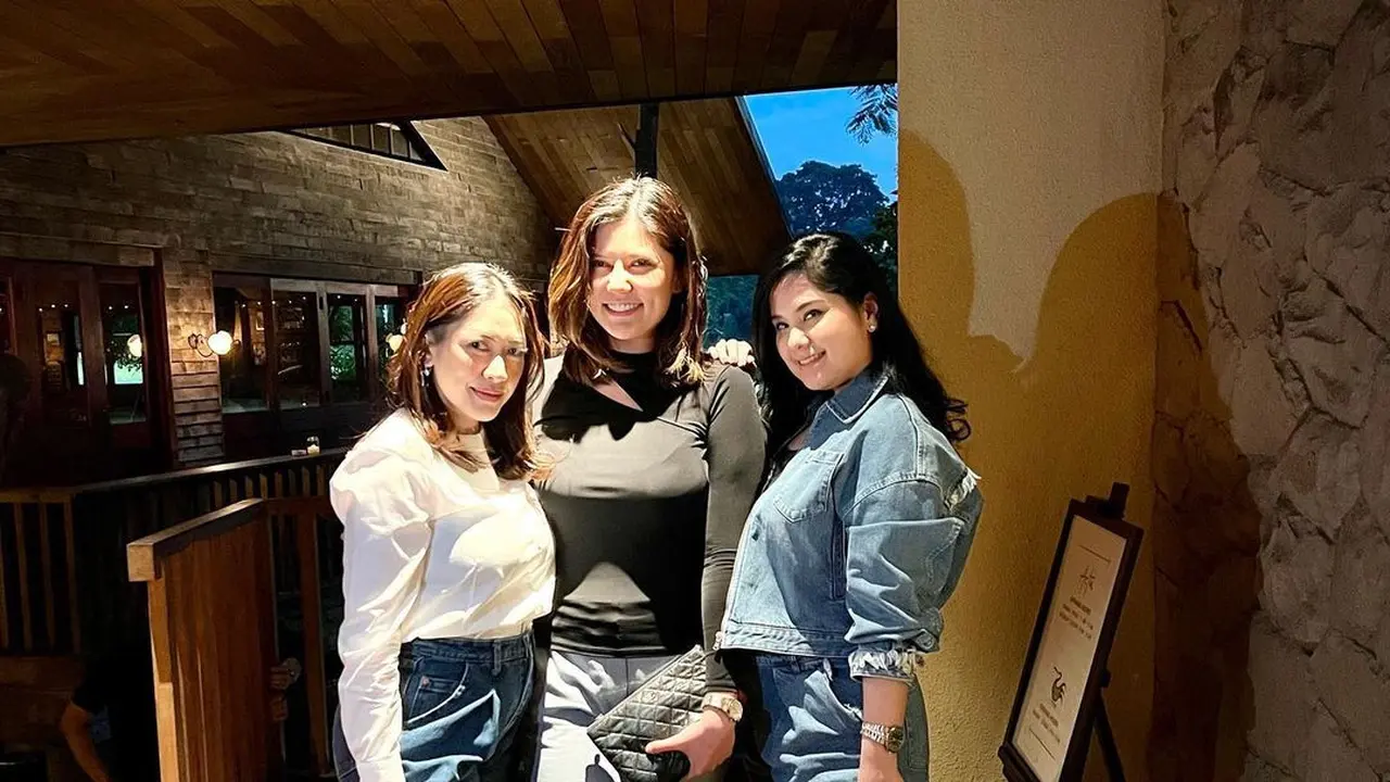 Gaya Kompak Annisa Pohan dan Aliya Rajasa Tenteng Tas Hermes