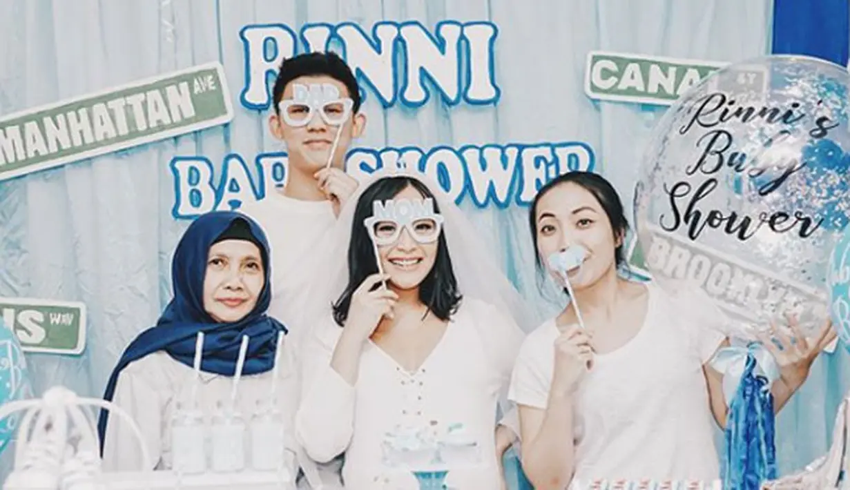 Rinni sendiri mengaku tidak menyangka mendapat kejutan dari orang-orang terdekatnya. Hal itu pun, ia ungkap melalui postingan di akun Instagram-nya. (Foto: instagram.com/rinni_w)