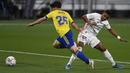 Pemain Real Madrid, Rodrygo, berebut bola dengan pemain Cadiz, Jairo Izquierdo, pada laga Liga Spanyol di Stadion Ramon de Carranza, Rabu (22/4/2021). Real Madrid menang dengan skor 3-0. (AP Photo/Jose Breton)