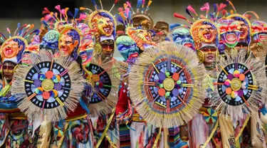 Peserta mengenakan kostum dan riasan berpose saat mengikuti parade Canto a la Tierra di Pasto, Kolombia (3/1). Parade Canto a la Tierra juga dikenal dengan karnaval orang kulit hitam dan kulit putih di Pasto. (AFP Photo/Luis Robayo)