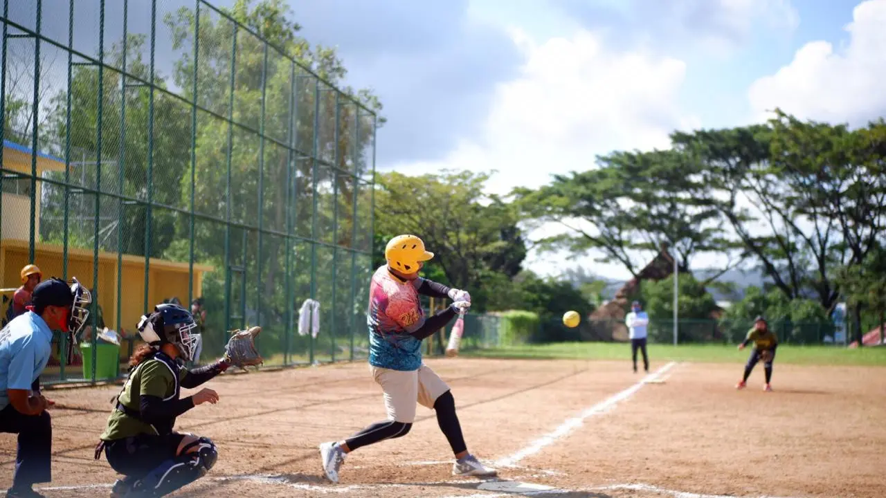 Kejuaraan softball Fun Game di Kendari, Minggu (26/7/2020).(Liputan6.com/Ahmad Akbar Fua)