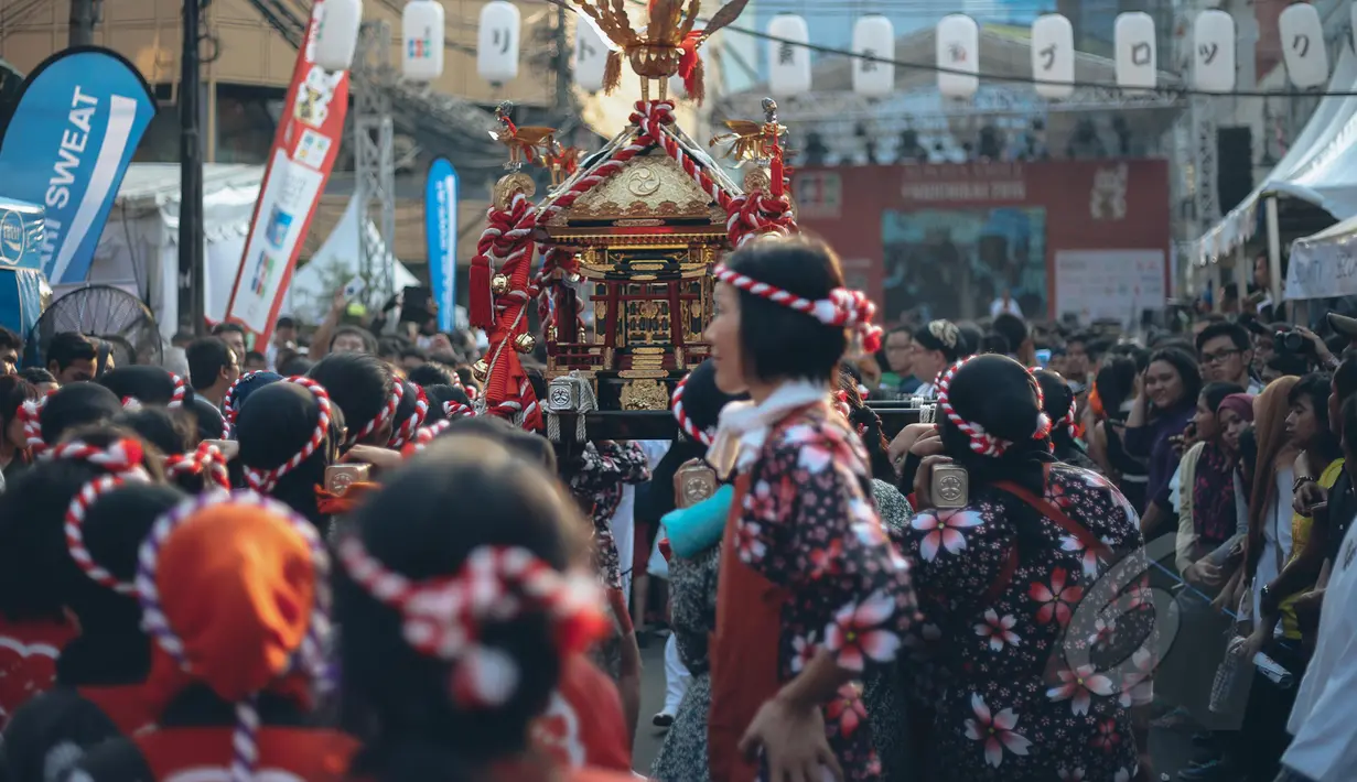 Suasana festival (matsuri) kebudayaan Jepang di kawasan Blok M, Jakarta, Minggu (10/5/2015). Festival yang diselenggarakan setahun sekali ini menampilkan budaya dan kuliner Jepang. (Liputan6.com/Faizal Fanani)