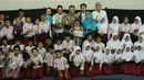 Menpora Imam Nahrawi (tengah) bersama Jefri Setiawan berfoto usai penyerahan Official World Record Certificate di Auditorium Kemenpora, Jakarta, Kamis (14/11). (Liputan6.com/Helmi Fithriansyah)