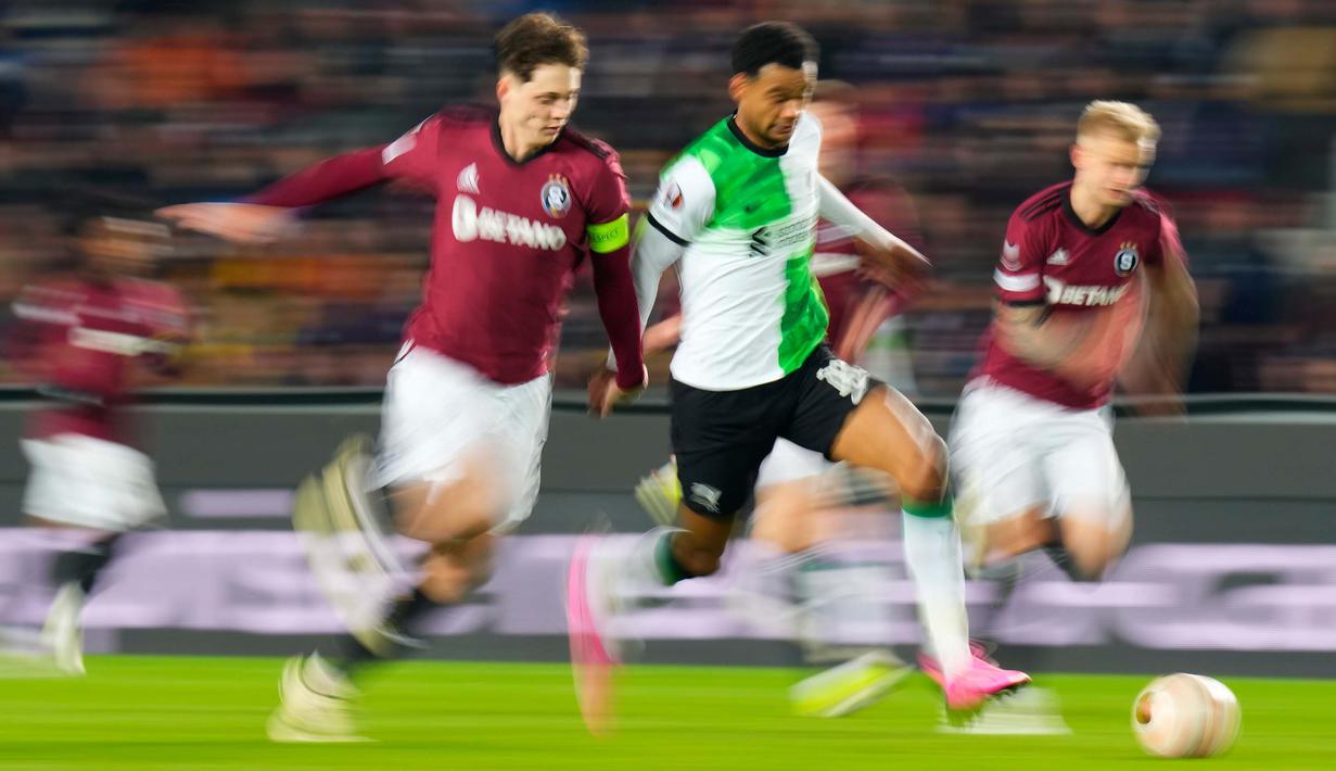 Bertandang ke markas Sparta Praha, The Reds mengawali keunggulan di menit ke-6 lewat eksekusi penalti Alexis Mac Allister. (AP Photo/Petr David Josek)