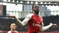 Striker Arsenal, Danny Welbeck, merayakan gol yang dicetaknya ke gawang Southampton pada laga Premier League di Stadion Emirates, London, Minggu (8/4/2018). Arsenal menang 3-2 atas Southampton. (AFP/Glyn Kirk)