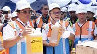Menteri Perdagangan Zulkifli Hasan melepas 36 kontainer Minyakita di Pelabuhan Tanjung Perak, Surabaya, Jawa Timur melalui tol laut. Pelepasan kontainer Minyakita berlangsung hari ini, Sabtu (24/9/2022) dengan tujuan Maluku Utara.