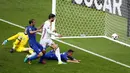 Pemain Italia, Giorgio Chiellini (2kiri) mencetak gol ke gawang Spanyol pada babak 16 besar Piala Eropa 2016 di Stade de France, St. Denis, Prancis, Senin (27/6/2016). (EPA/Ian Langsdon)