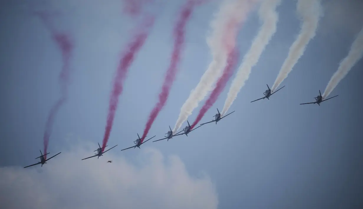 Selain itu, hiburan kesenian dan kehadiran bintang tamu sebagai pengisi acara turut menjadi bagian dari perayaan, menambah kemeriahan dan daya tarik bagi masyarakat. (AP Photo/Achmad Ibrahim)