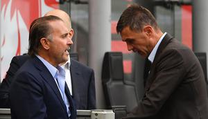 Pemilik RedBird Capital Partners sekaligus AC Milan, Gerry Cardinale (kiri) berbicara dengan Direktur Olahraga AC Milan, Paolo Maldini saat laga lanjutan Liga Italia 2022/2023 antara AC Milan melawan Inter Milan di Stadion San Siro, Milan, 3 September 2022. (AFP/Isabella Bonotto)