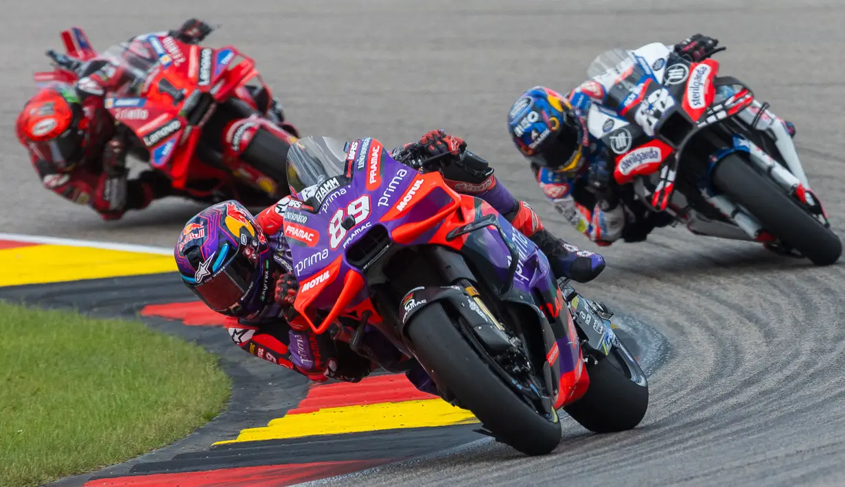 Jorge Martin menjadi yang pertama melintasi garis finis, diikuti Miguel Oliveira, dan Francesco Bagnaia. (Radek Mica/AFP)