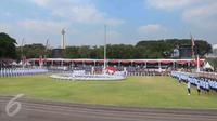 Suasana pengibaran bendera bendera Merah Putih dalam rangka Upacara Peringatan Detik-detik Proklamasi 17 Agustus di halaman Istana Merdeka, Jakarta, Senin (17/8/2015). (Liputan6.com/Faizal Fanani)