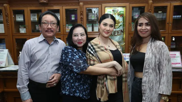 Jelita Callebaut dan Lina Lady Geboy bersama dengan Margoto dan istrinya Sri Jarwati.