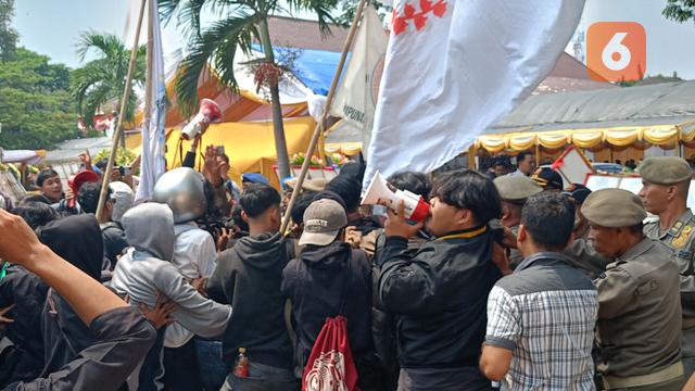 Mahasiswa Bentrok dengan Satpol PP Kabupaten Serang. (Selasa, 08/10/2024). (Yandhi Deslatama/Liputan6.com).