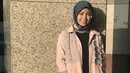 Istri dari Arda Naff ini belum melepas hijab setelah kepulangannya dari umrah. Tentu saja hal ini mengejutkan, lantaran biasanya Tantri selalu tampil dengan gaya rock. (Foto: instagram.com/tantrisyalindri)