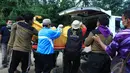 Tim SAR memasukkan kantong jenazah korban longsor Banjarnegara, Jateng ke dalam mobil ambulan, Selasa (16/12/2014). (Liputan6.com/Edhie Prayitno)