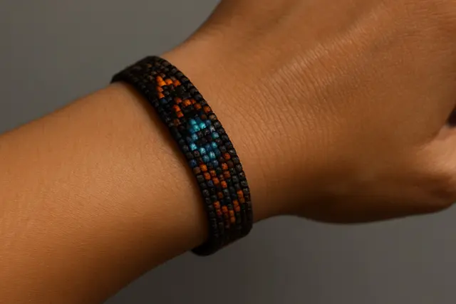 2. Gelang Manik-Manik Etnik dengan Motif Tribal