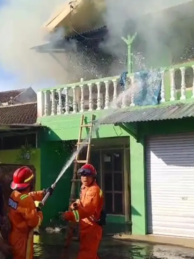 Petugas Pemadam Kebakaran dan Penyelamatan (Damkarmat) Jember saat berjibaku memadamkan kebakaran di rumah kost 2 lantai yang menewaskan mahasiswa Polije asal Lumajang. (Istimewa)