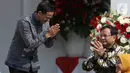 Menteri Pendidikan dan Kebudayaan Nadiem Makarim (kiri) memberi isyarat kepada Menteri Pertahanan Prabowo Subianto saat Presiden Joko Widodo atau Jokowi memperkenalkan Kabinet Indonesia Maju di Istana Merdeka, Rabu (23/10/2019). Nadiem minta dipanggil 'Mas' daripada 'Pak'. (Liputan6.com/AnggaYuniar)