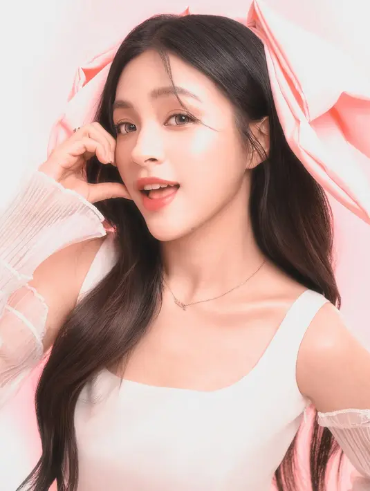 Eca menata rambutnya dengan gaya lurus dan sedikit soft waves di bagian ujung, memberikan kesan elegan namun tetap simple.   [@elsaajapasal].