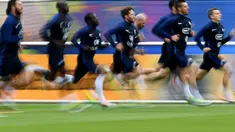Aksi pemain Prancis saat sesi latihan di Clairefontaine, (4/7/2016), jelang laga semifinal Piala Eropa 2016 melawan Jerman. (AFP/Franck Fife)