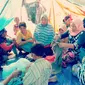 Wajah senang korban gempa Lombok di pengungsian saat menerima bantuan pakaian. (Liputan6.com/Sunariyah)