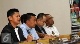 Raja Sapta Oktohari (Promotor-kiri) memberikan keterangan jelang gelaran Battle In Uruguay, Jakarta, Kamis (31/3/2016). Laga ini juga bagian penghormatan kepada mantan Presiden WBA, Gilberto Mendoza. (Liputan6.com/Helmi Fithriansyah)